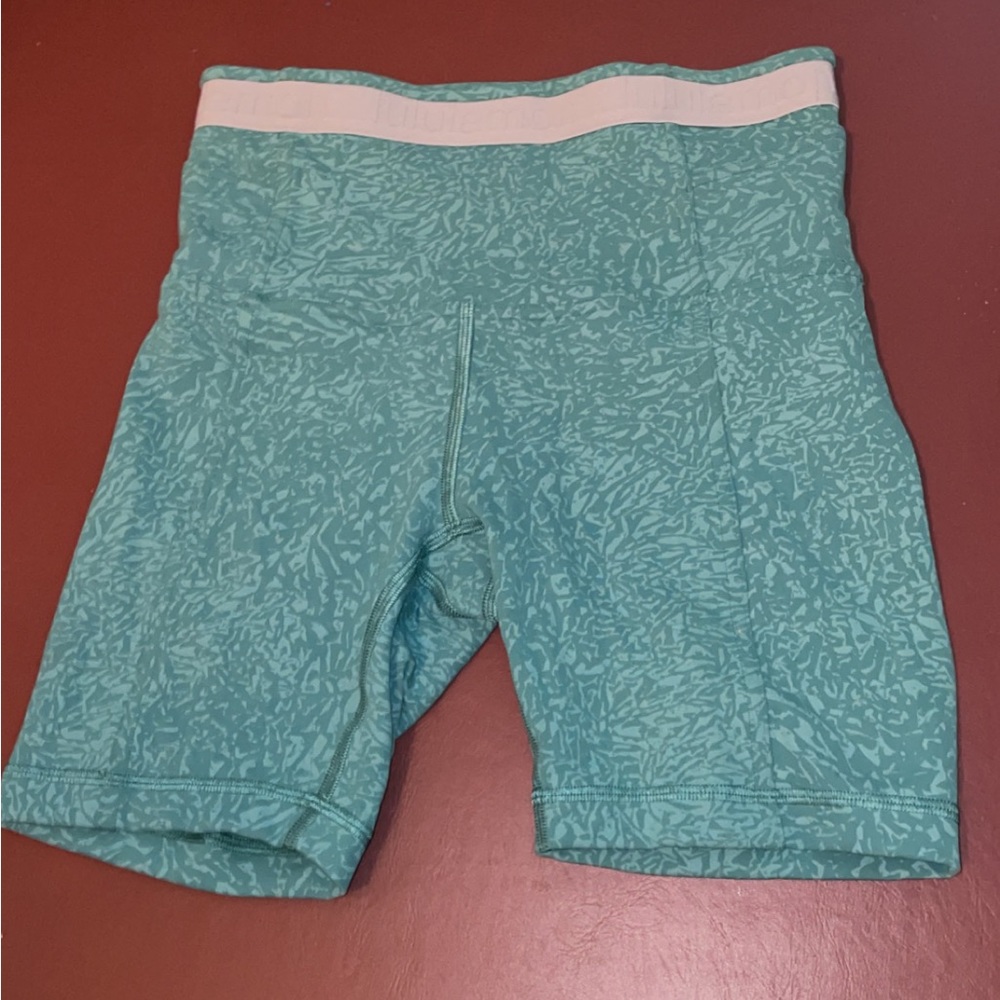 Lululemon tight-fitting shorts. Super high rise. Reflective accents and pattern